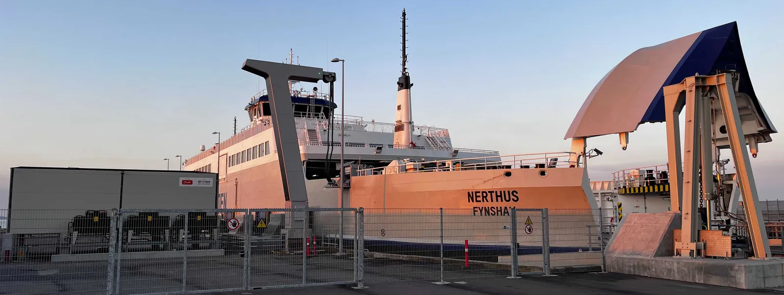 Elektrofähre lädt automatisch im Hafen Fynshav