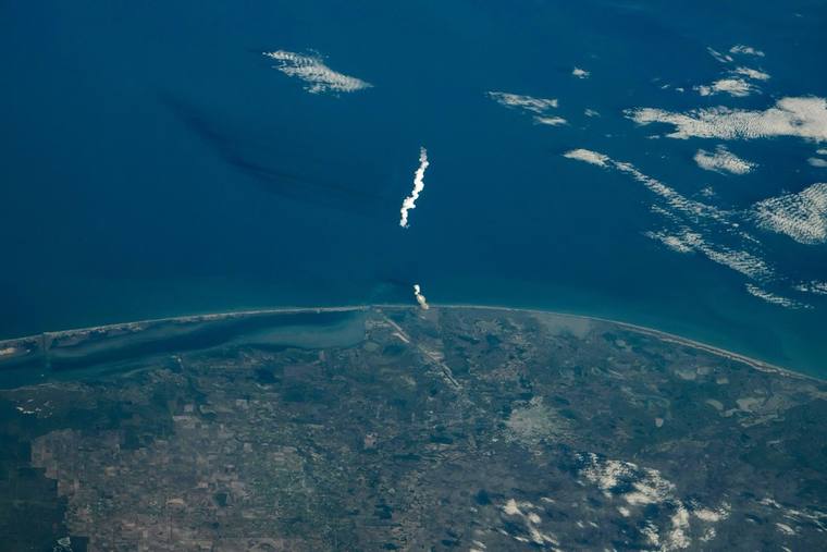 Abgasfahne von Starship über dem Golf von Mexiko, aus der Raumstation fotografiert